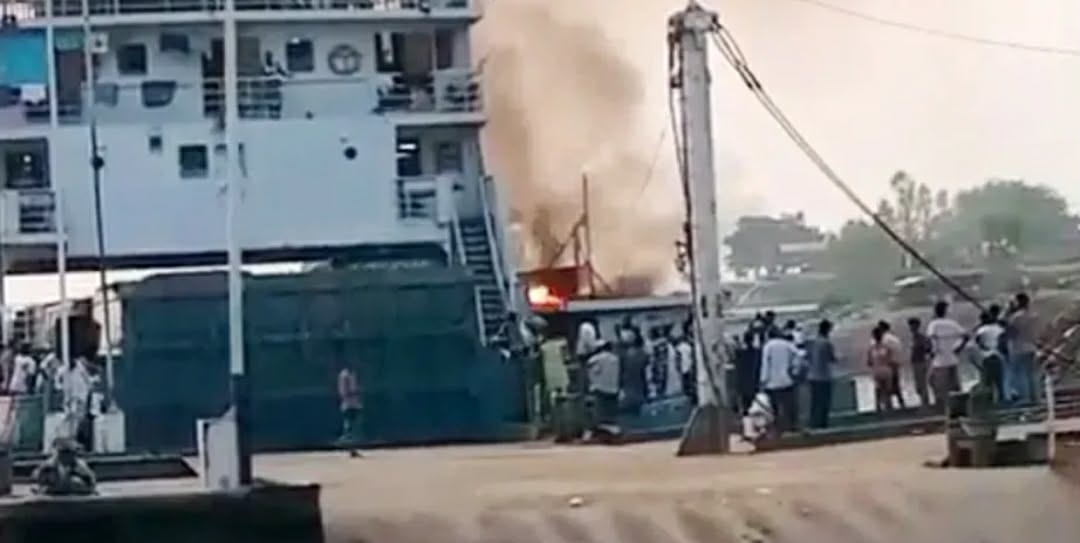 পাটুরিয়ায় চলন্ত ফেরিতে আগুন, অল্প সময়েই নিয়ন্ত্রণে — হতাহতের খবর নেই