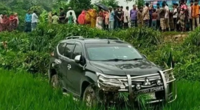 শ্রবণ প্রতিবন্ধী নারীকে বাঁচাতে গিয়ে ধানখেতে প্রতিমন্ত্রীর গাড়ি