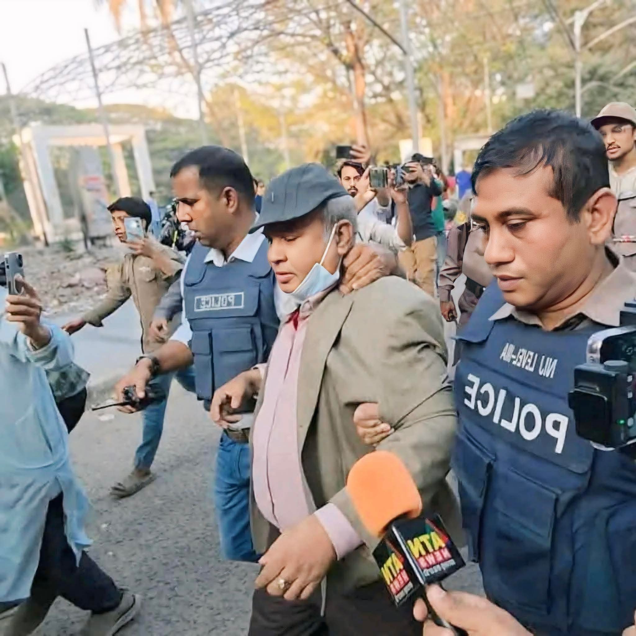 ধানমন্ডি ৩২-এ শ্রদ্ধা জানাতে গিয়ে অধ্যাপককে পুলিশি আচরণের অভিযোগ