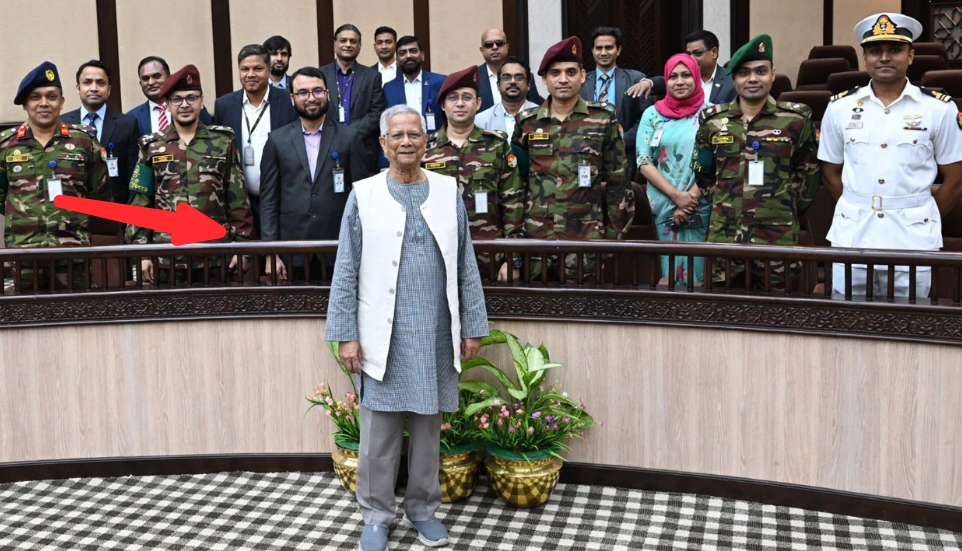 কর্মকর্তা-কর্মচারীদের কাছে বিদায় নিলেন প্রধান উপদেষ্টা: ডঃ ইউনুস