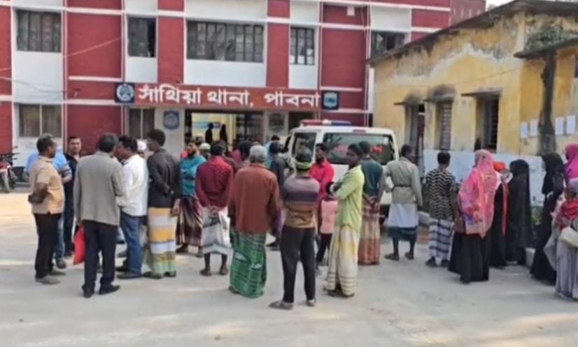 পাবনায় ২ গ্রুপের মধ্যে তুমুল সংঘর্ষে স্পটে   ১ জন নিহত