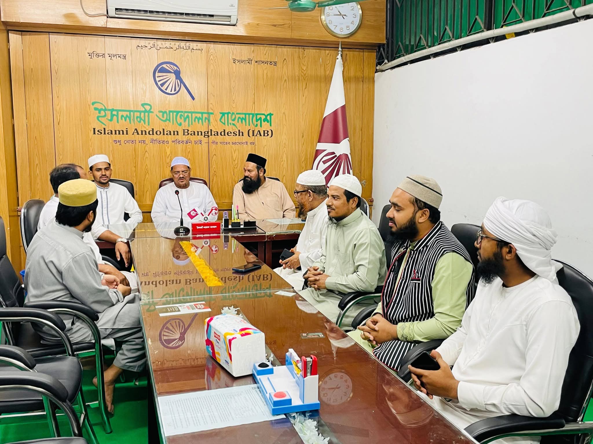 পীরসাহেব চরমোনাইয়ের সঙ্গে এনসিপি মুখপাত্র আসিফ মাহমুদ সজীব ভূঁইয়ার সৌজন্য সাক্ষাৎ