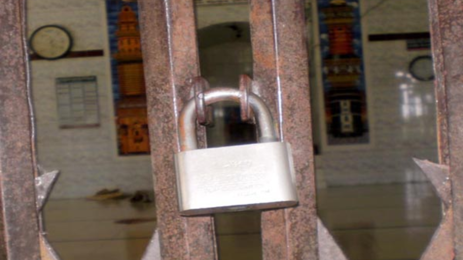 ইমাম নিয়োগ নিয়ে দ্বন্দ্ব: মসজিদে তালা, বাইরে নামাজ আদায়