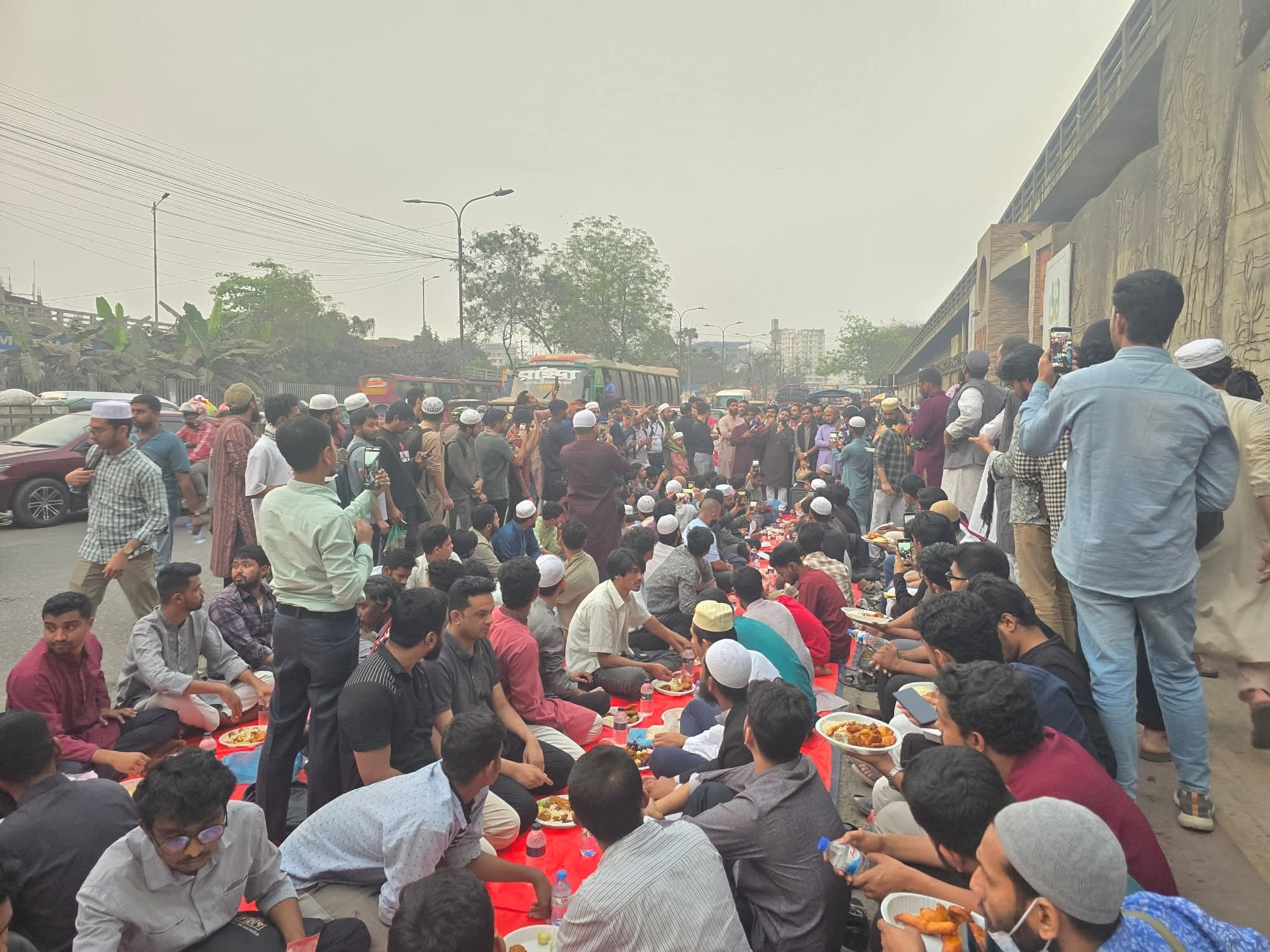 জুলাই যুদ্ধের রামপুরায় শহীদ ওসমান হাদি ও অন্যান্য জুলাই শহীদদের স্মরণে দোয়া ও গণইফতার