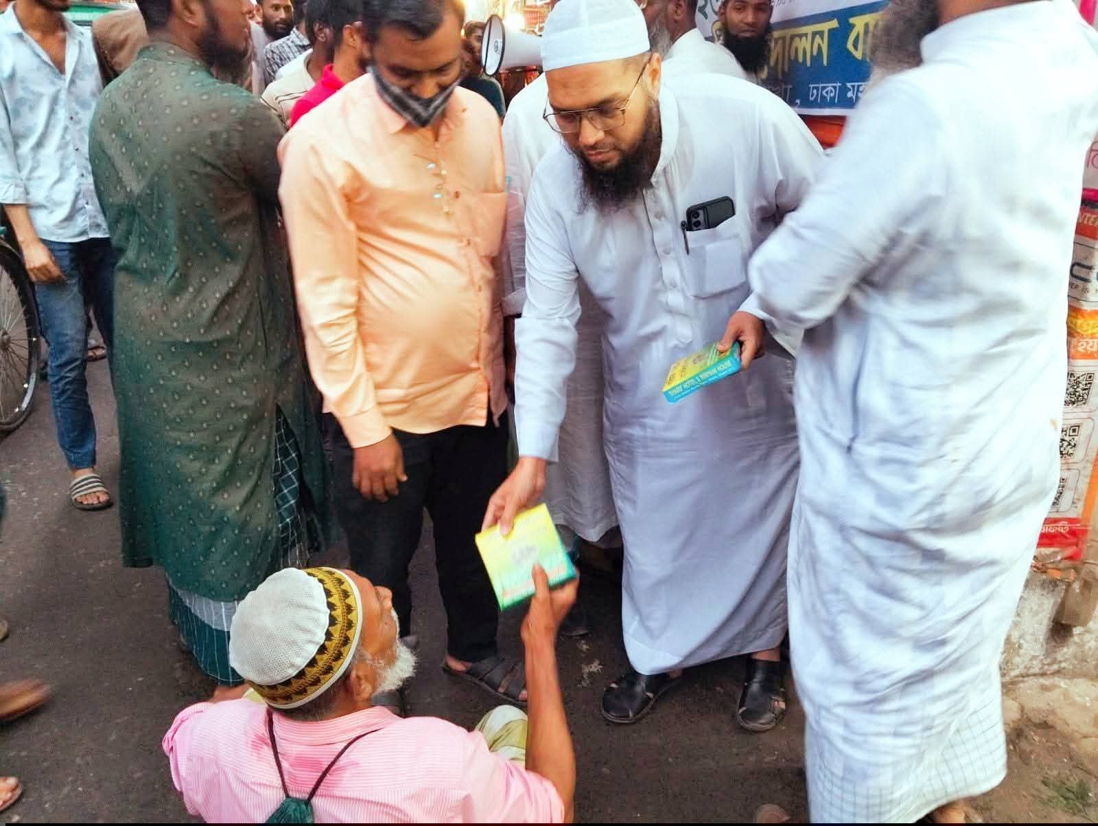 বাড্ডায় ইসলামী আন্দোলনের উদ্যোগে পথচারী রোজাদারদের মাঝে গণ ইফতার বিতরণ