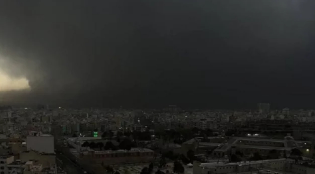 তেহরানে হামলার পর আকাশে ঘন কালো মেঘ, ঝরছে অদ্ভুত ‘কালো বৃষ্টি’