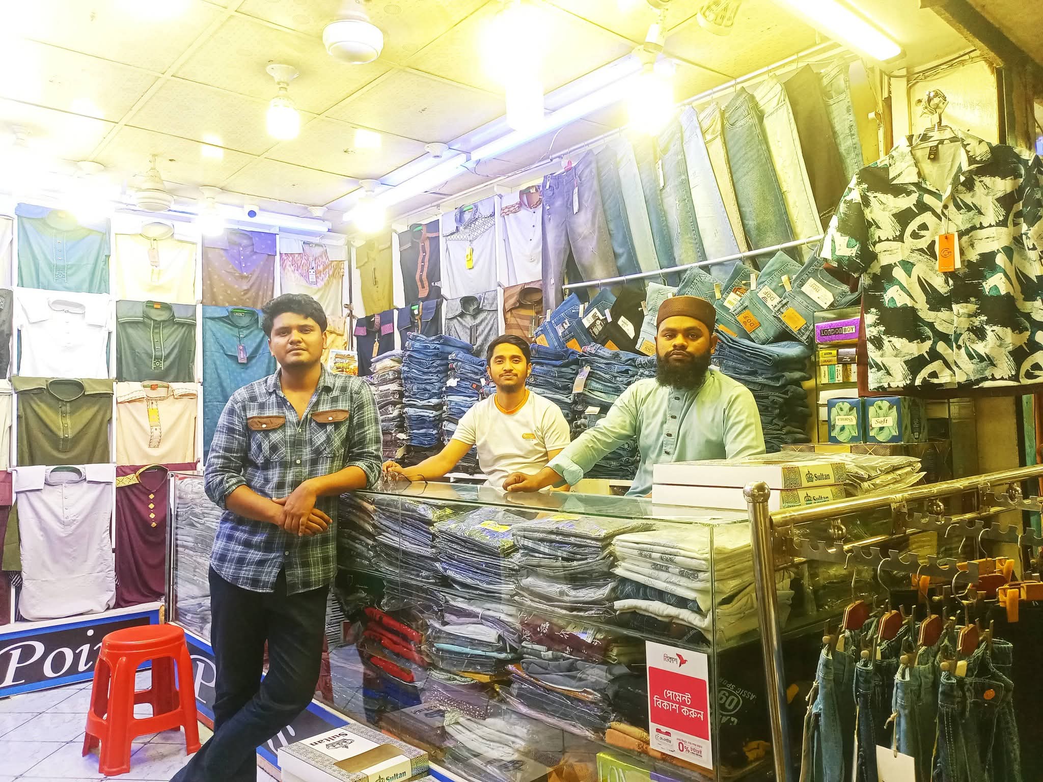 ঈদকে সামনে রেখে বরিশালে ‘নিউ প্লাস পয়েন্ট’-এ আকর্ষণীয় পোশাকের সমাহার