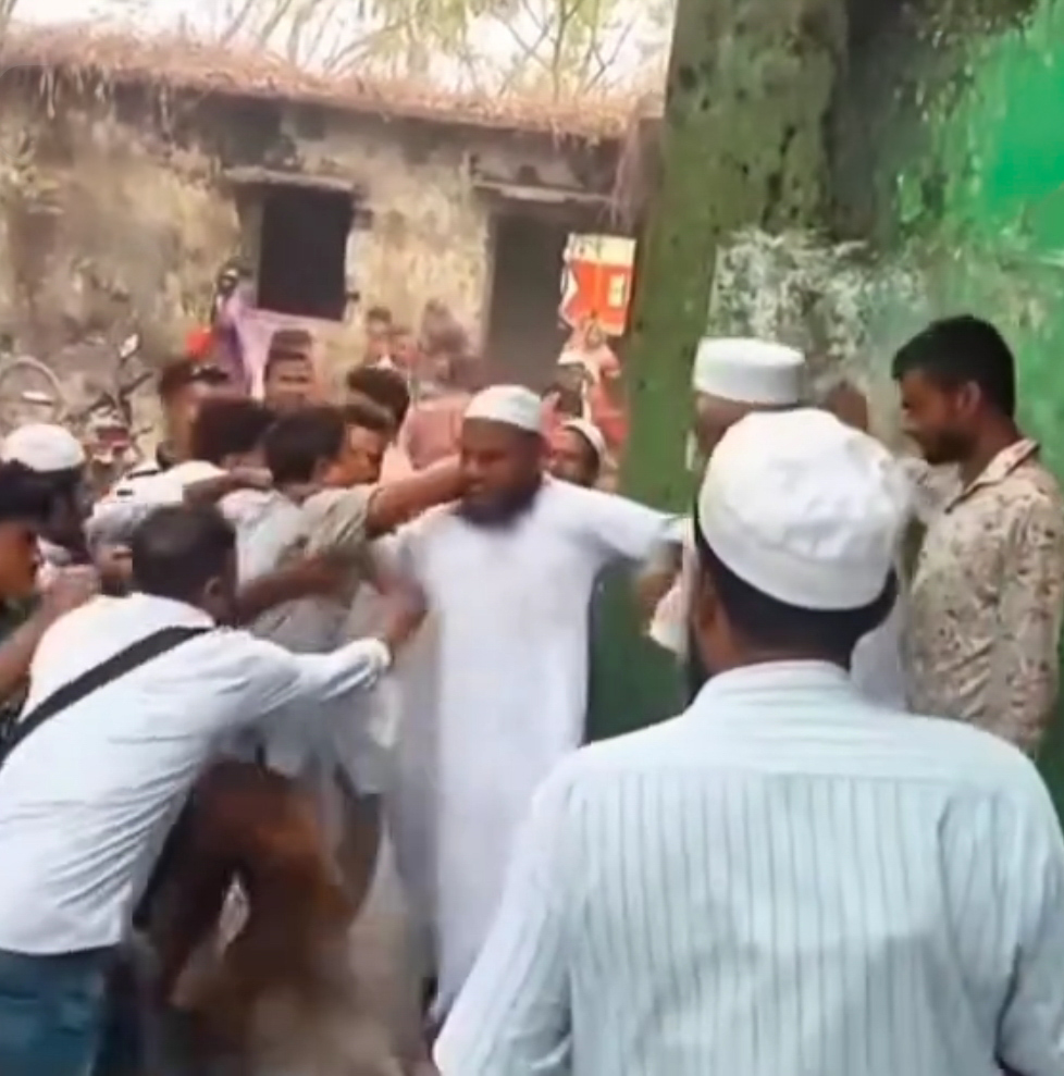 বাকেরগঞ্জে চাল আত্মসাতের অভিযোগ ঘিরে ইউপি চেয়ারম্যানের ওপর হামলা, তদন্ত কমিটি গঠন