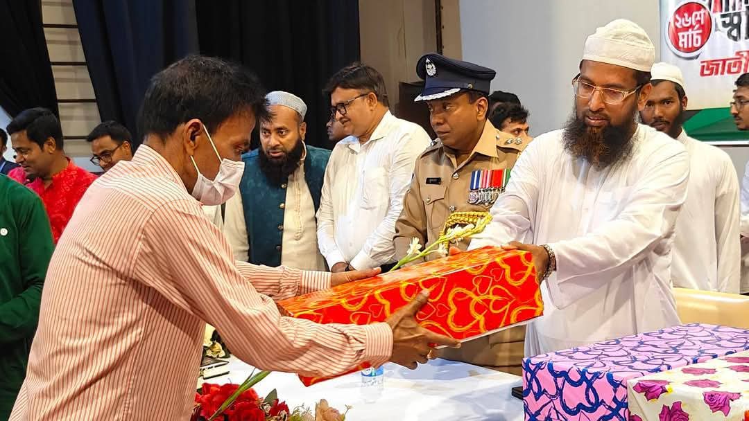 মহান স্বাধীনতা দিবসে বীর মুক্তিযোদ্ধাদের মাঝে উপহার বিতরণ করলেন এমপি অলিউল্লাহ