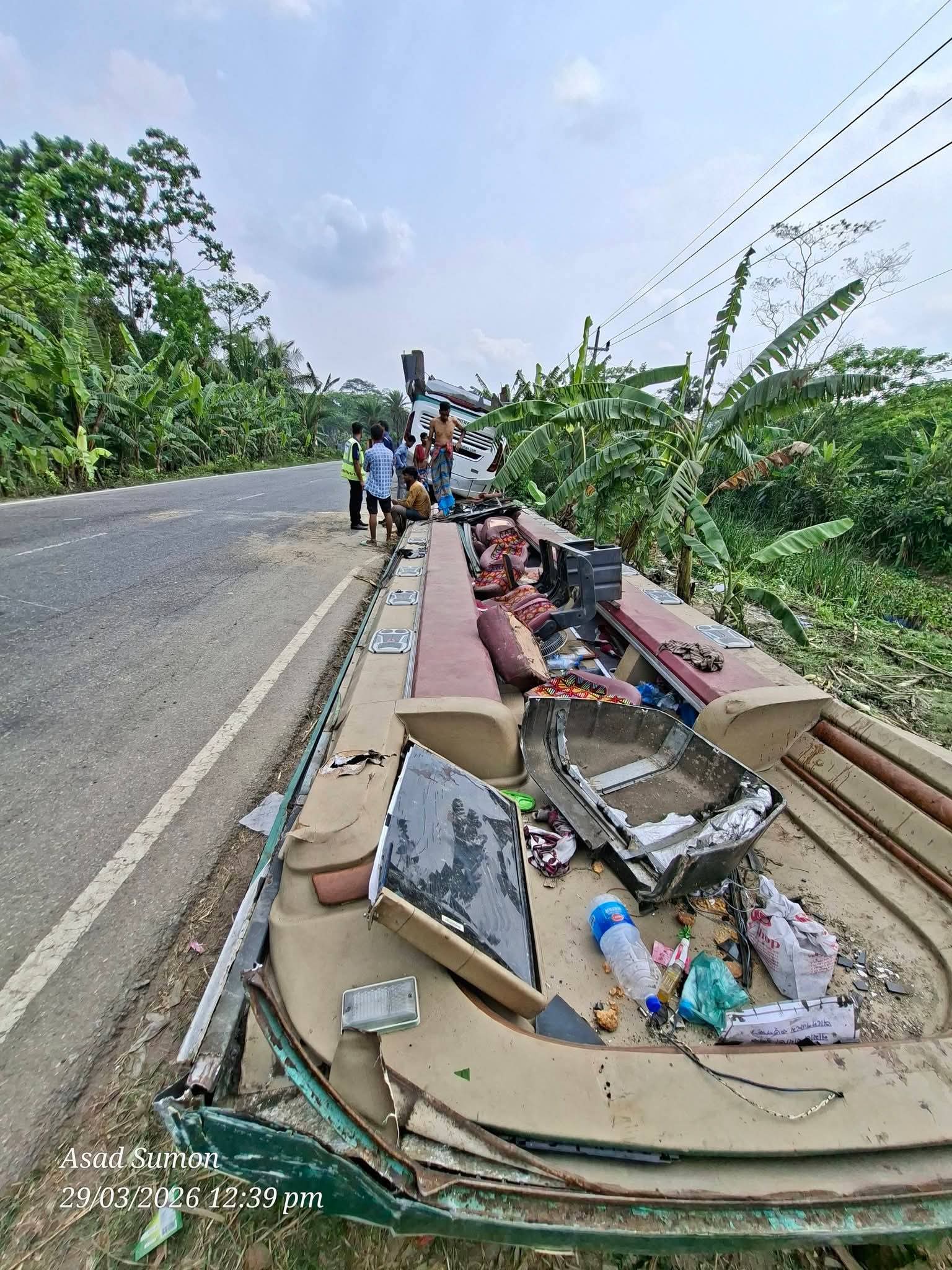 ঢাকা–বরিশাল মহাসড়কে নিয়ন্ত্রণ হারিয়ে গ্রীনভিউ পরিবহন দ্বিখণ্ডিত, হতাহতের আশঙ্কা