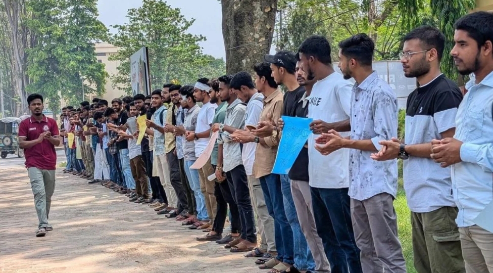 রাবি শিক্ষার্থীকে ছাত্রদল নেতার ছুরিকাঘাত; প্রতিবাদে বিক্ষোভ