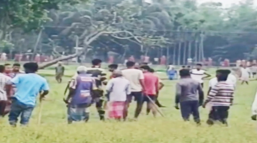 সীমান্তে বিএসএফের গরু নিয়ে যাওয়ার চেষ্টা, গ্রামবাসীর বাধায় উত্তেজনা