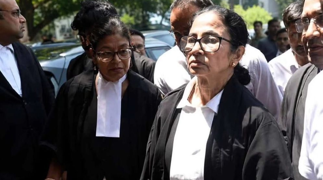 ভোটে হারের পর আদালতে কালো গাউনে মমতা, নিজেই করলেন মামলার সওয়াল