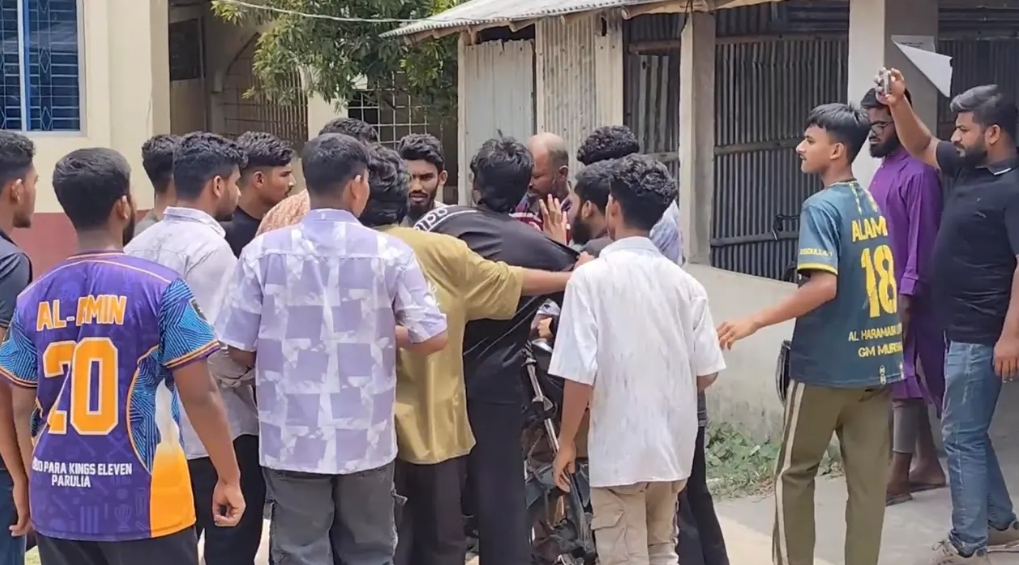 দেবহাটায় শিবিরের কমিটি গঠন ঘিরে সংঘর্ষ, অবরুদ্ধ জেলা নেতারা