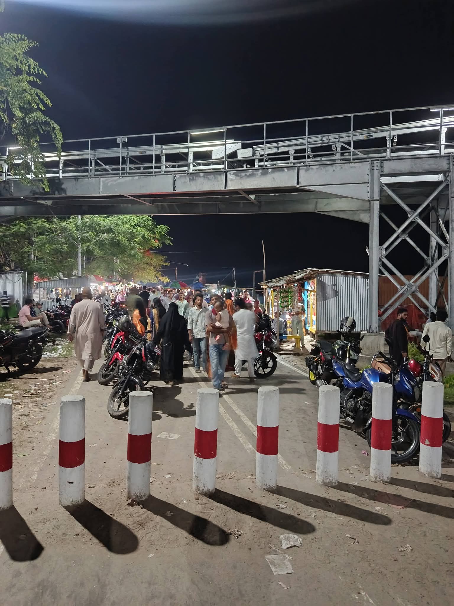 ৩০ গোডাউনে পিলার বসিয়ে বাইক প্রবেশে নিষেধাজ্ঞা: স্বস্তিতে নদীর পাড়ে হাঁটছেন দর্শনার্থীরা