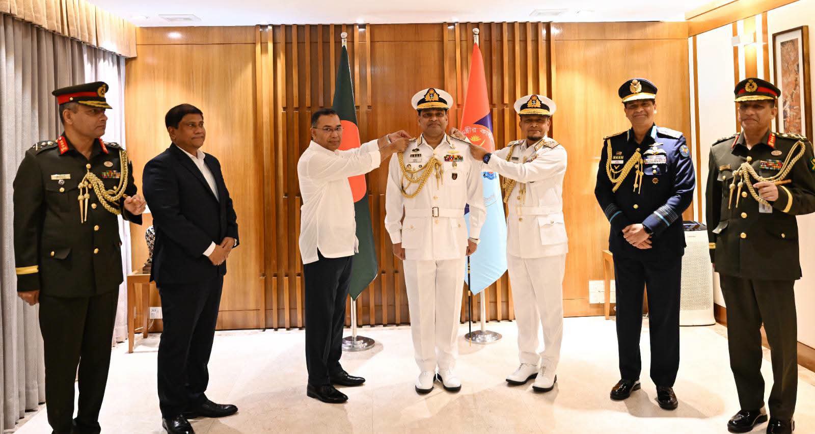 ​নয়া নৌ প্রধান খোন্দকার মিসবাহ উল আজীমকে র‍্যাঙ্ক ব্যাজ পরিয়ে দিলেন প্রধানমন্ত্রী